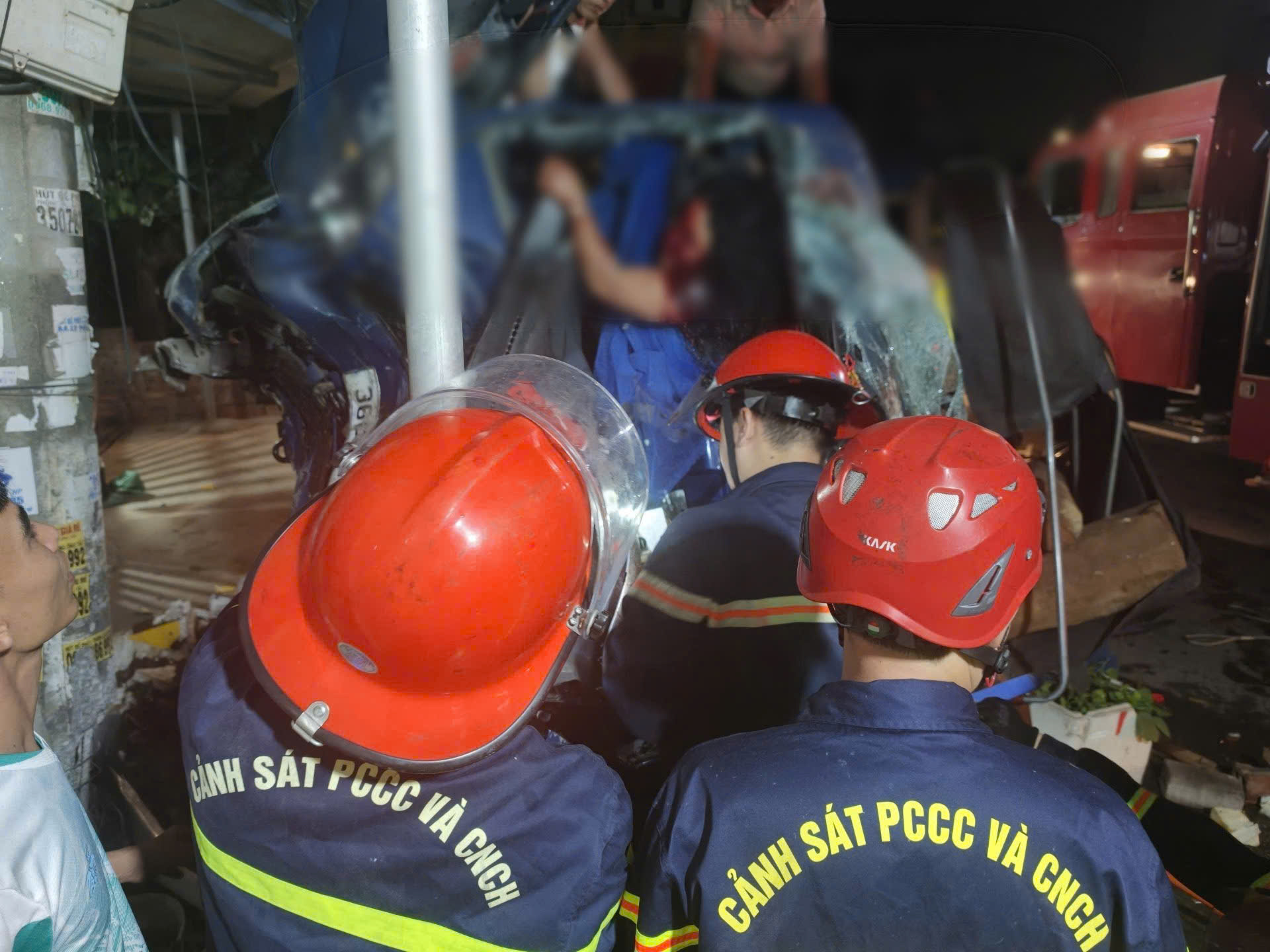 Đội Chữa cháy và Cứu nạn cứu hộ khu vực 5 và 4 (Phòng Cảnh sát PCCC và CNCH): Cứu nạn thành công 2 người mắc kẹt trong ô tô tải